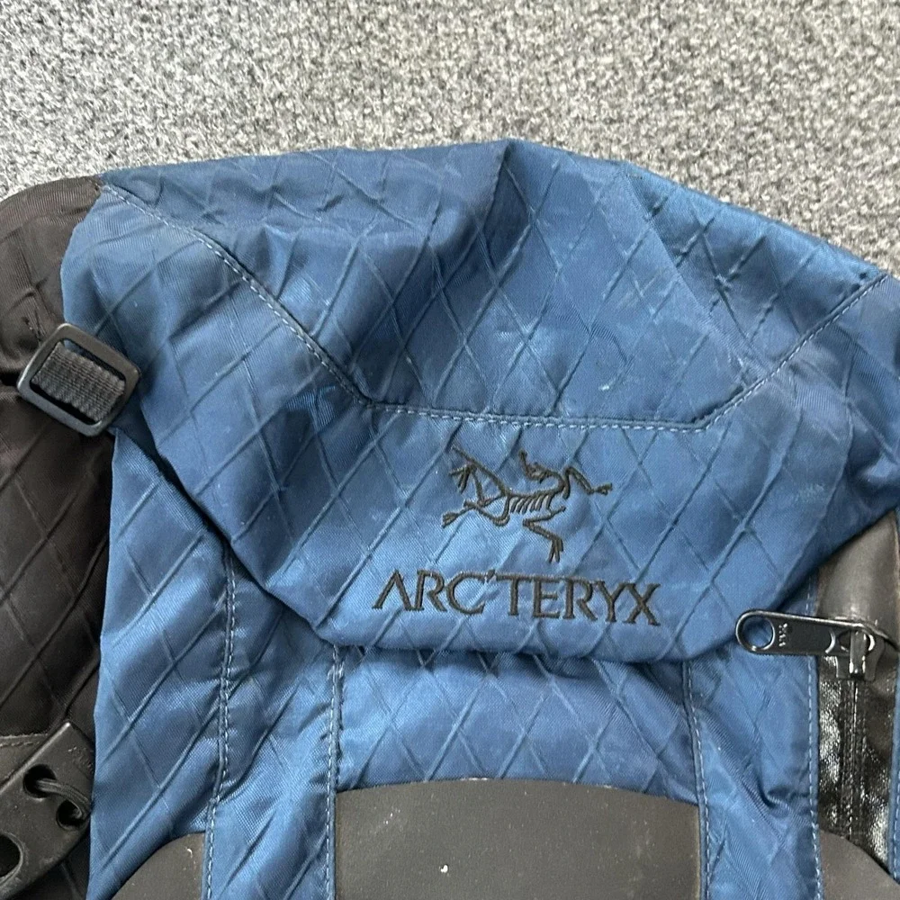 Arc'teryx Needle 35 Backpack 35L Black Blue One Size Hiking Nylon Canada Daypack